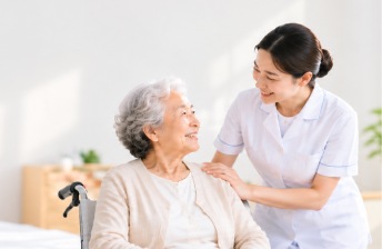 护士为长者提供专业上门护理服务